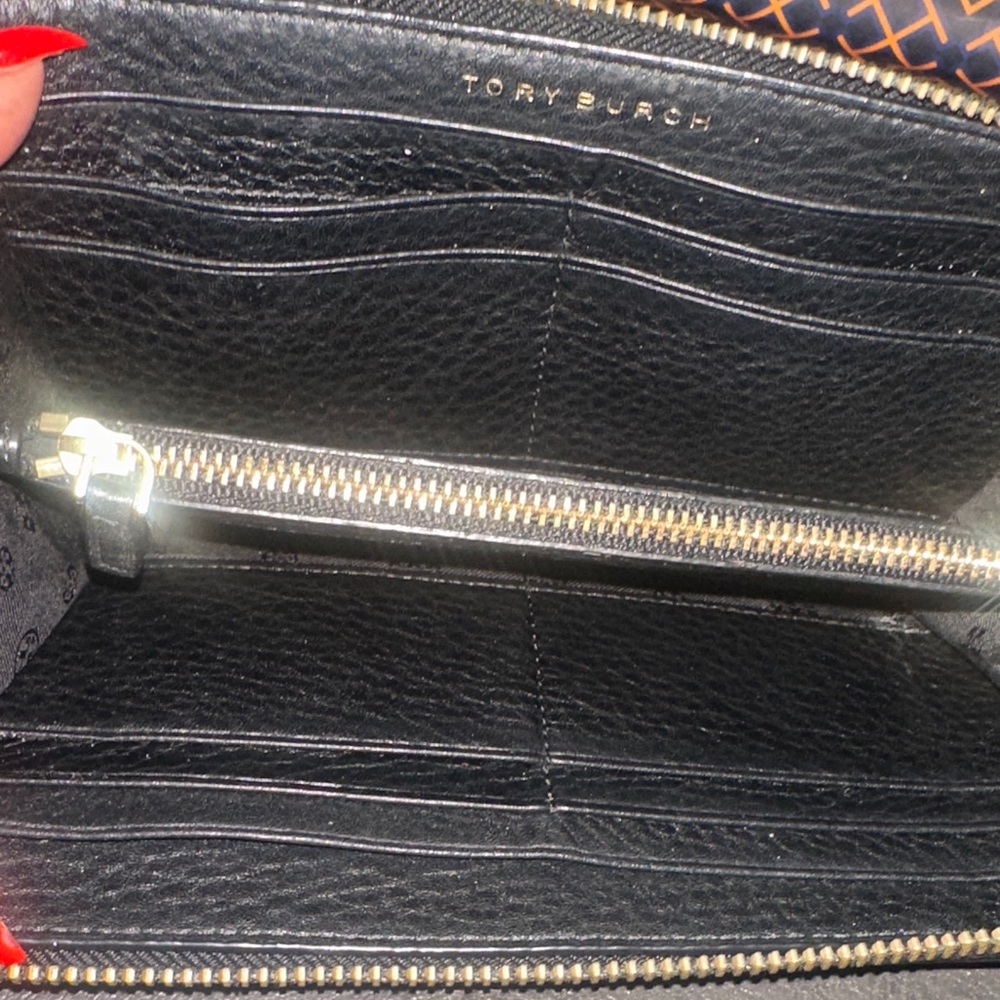 Tory Burch Thea Zip Continental Wallet. - Picture 9 of 9